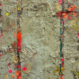 Collage et peinture acrylique texturée sur panneau de bois au allures abstraites où émergent des petites fleurs discrêtes.