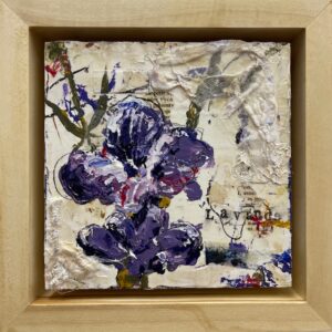 Collage et peinture acrylique texturée sur panneau de bois au allures abstraites où du texte émerge dans l'abstrait.